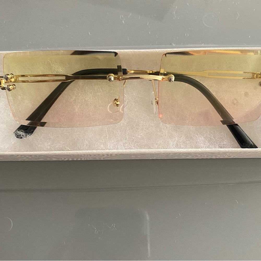 Beautiful sunglasses 🕶️ with 2 colors light yellow and light pink - Picture 1 of 1